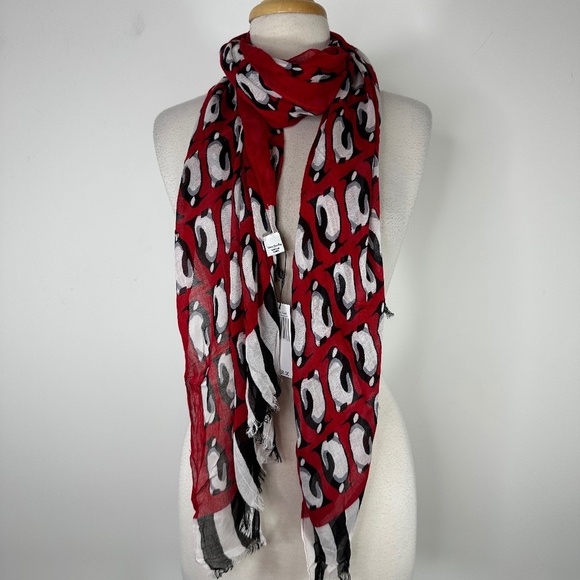 NWT Vera Bradley Soft Fringe Scarf Playful Penguins Red Winter Holiday Gift - Picture 1 of 6